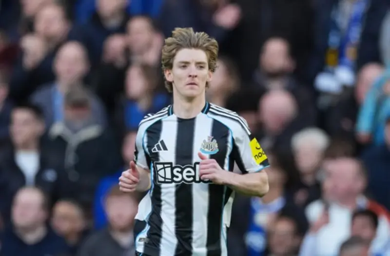 Anthony Gordon in Newcastle United kit before his Barcelona transfer